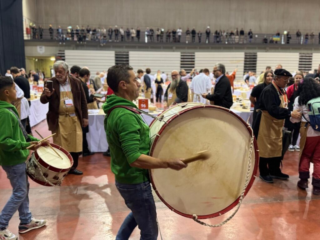  Até domingo, somos todos “afinadores” de queijo no maior concurso do mundo que decorre em Viseu - Jornal do Centro
