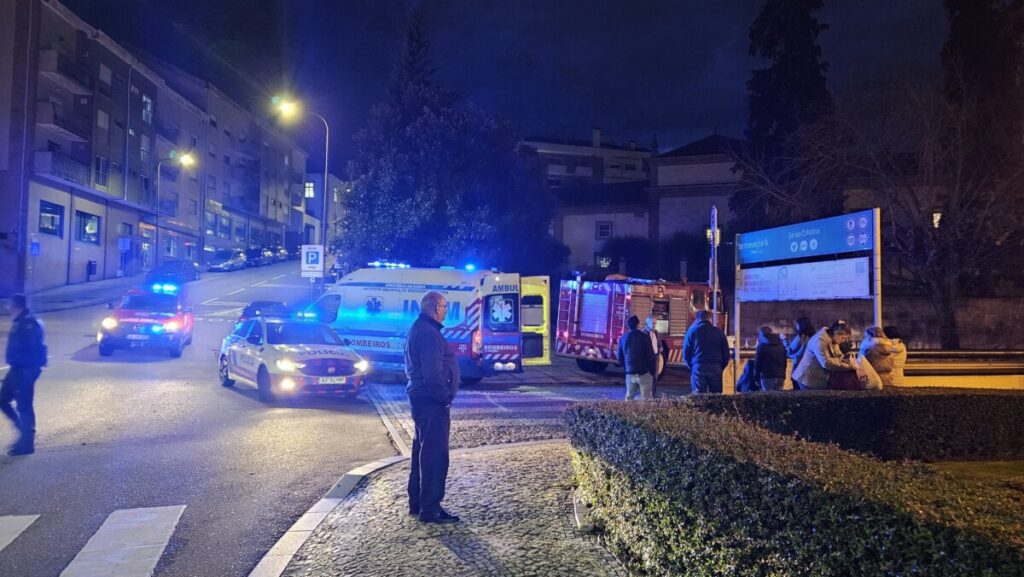  Carro despista-se e capota dentro de parque de estacionamento em Viseu - Jornal do Centro