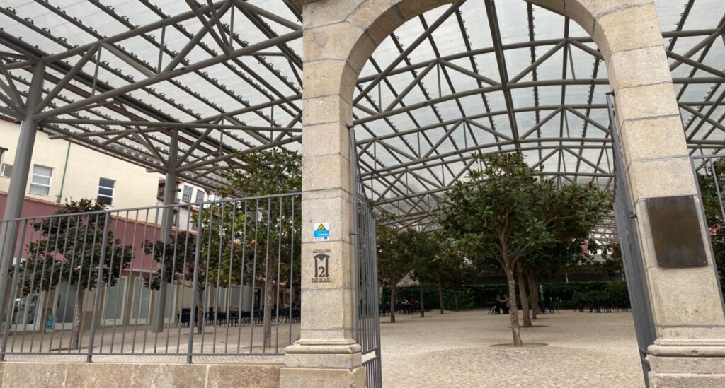  Mercado 2 de Maio: com origens na Guerra Civil de Portugal, a praça homenageia tropas viseenses que combateram por D. Pedro IV - Jornal do Centro