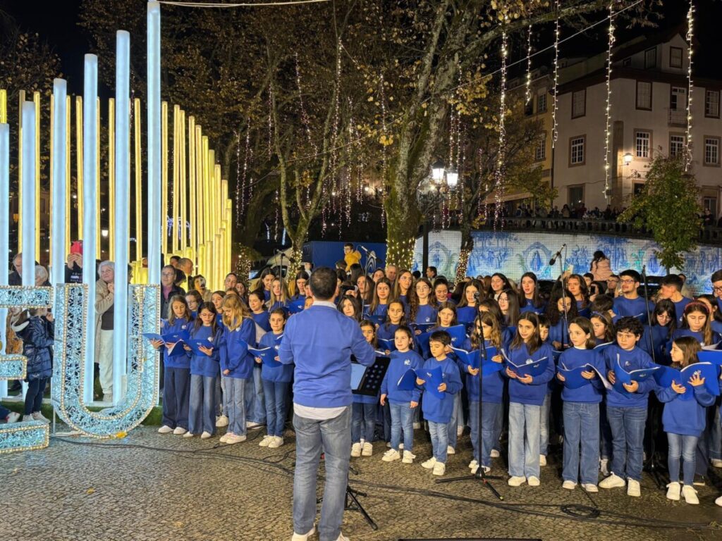  Acenderam-se as luzes de Natal em Viseu ao som do Coro Vox Visio e com multidão a assistir - Jornal do Centro