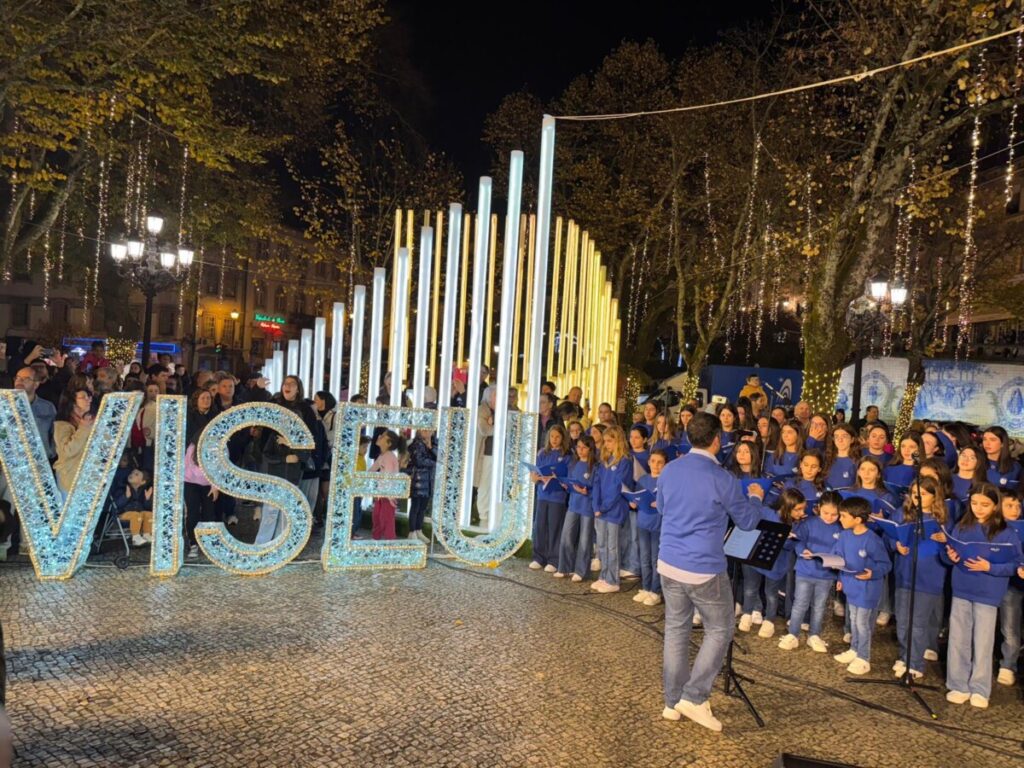  Acenderam-se as luzes de Natal em Viseu ao som do Coro Vox Visio e com multidão a assistir - Jornal do Centro