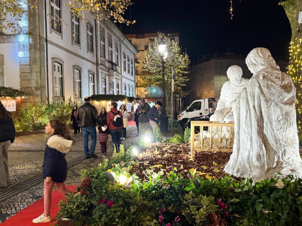  Acenderam-se as luzes de Natal em Viseu ao som do Coro Vox Visio e com multidão a assistir - Jornal do Centro