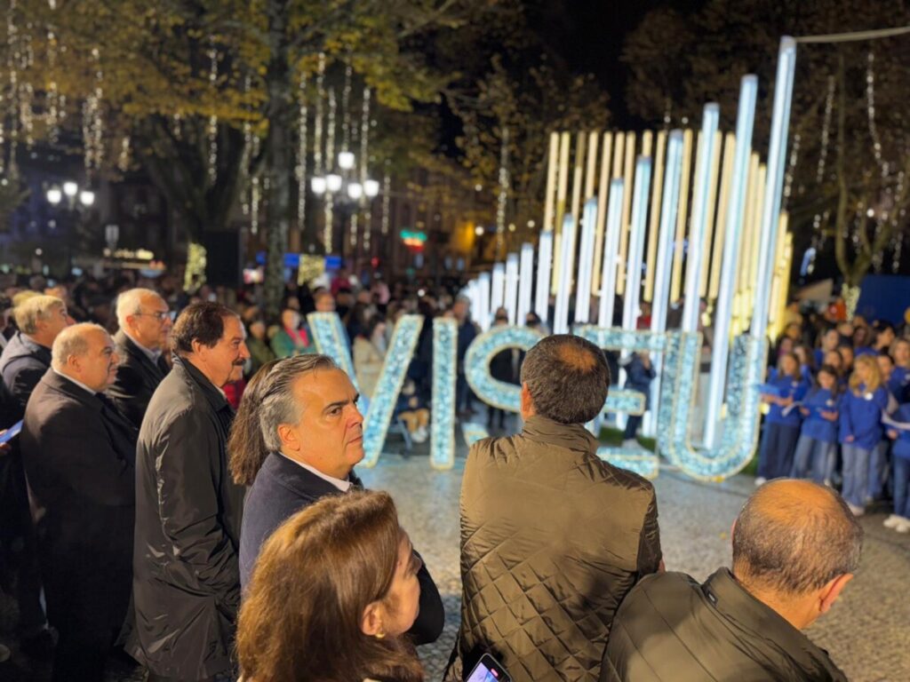  Acenderam-se as luzes de Natal em Viseu ao som do Coro Vox Visio e com multidão a assistir - Jornal do Centro