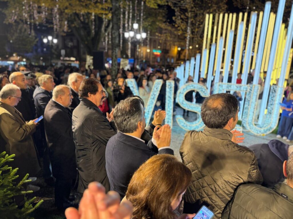  Acenderam-se as luzes de Natal em Viseu ao som do Coro Vox Visio e com multidão a assistir - Jornal do Centro