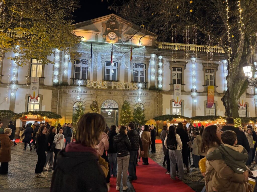  Acenderam-se as luzes de Natal em Viseu ao som do Coro Vox Visio e com multidão a assistir - Jornal do Centro