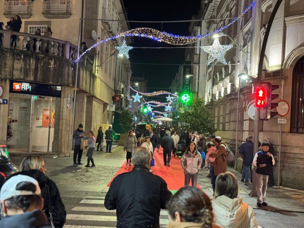  Acenderam-se as luzes de Natal em Viseu ao som do Coro Vox Visio e com multidão a assistir - Jornal do Centro