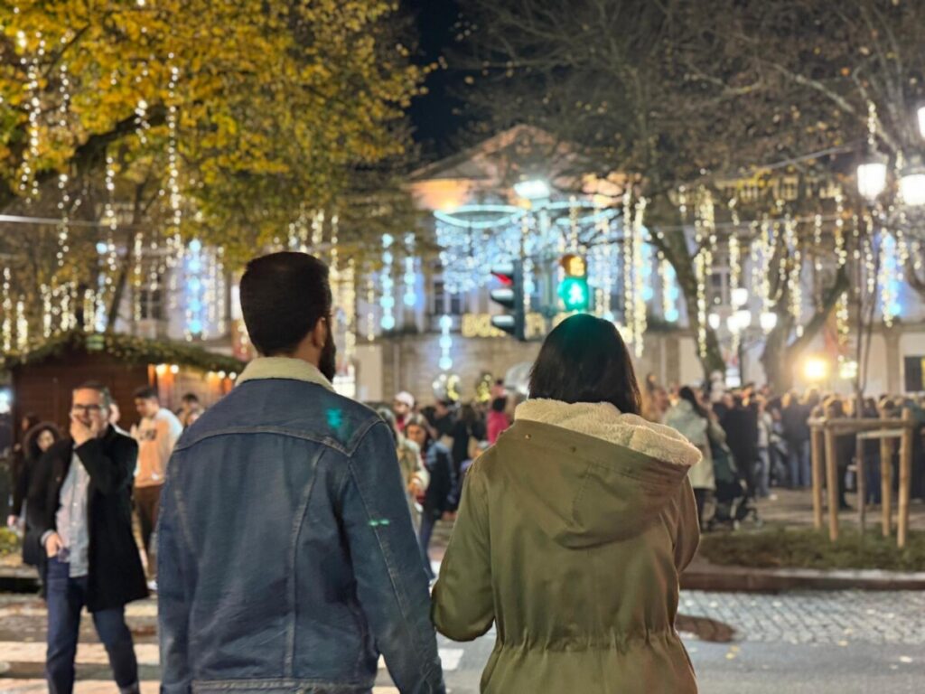  Acenderam-se as luzes de Natal em Viseu ao som do Coro Vox Visio e com multidão a assistir - Jornal do Centro