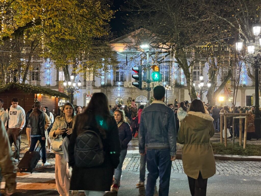  Acenderam-se as luzes de Natal em Viseu ao som do Coro Vox Visio e com multidão a assistir - Jornal do Centro