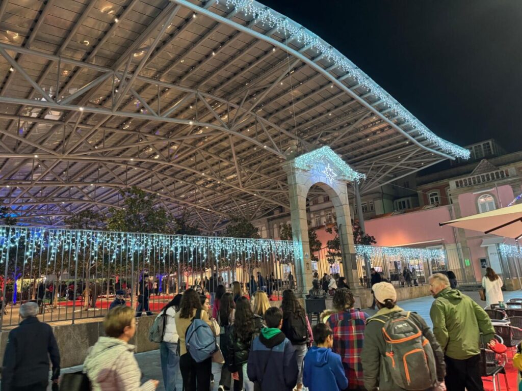  Acenderam-se as luzes de Natal em Viseu ao som do Coro Vox Visio e com multidão a assistir - Jornal do Centro