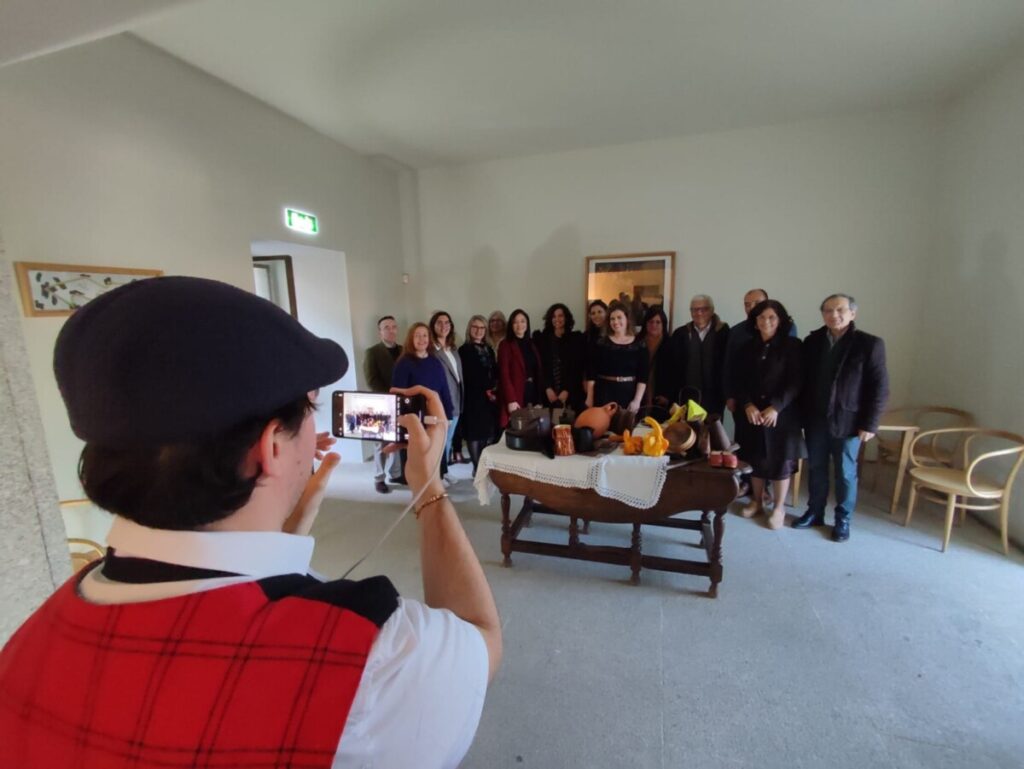  Alunos da Escola Superior de Tecnologia e Gestão de Viseu promovem queijo e vinhos da região no Museu Grão Vasco - Jornal do Centro