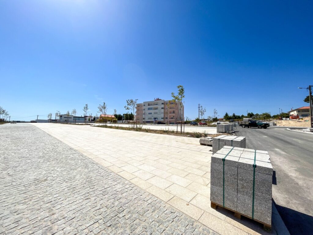  Largo de Moimenta da Beira volta a receber Feira Quinzenal após obras de requalificação - Jornal do Centro