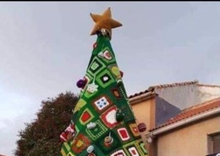  Árvore de Natal com 6,5 metros de altura em aldeia de Penalva do Castelo - Jornal do Centro