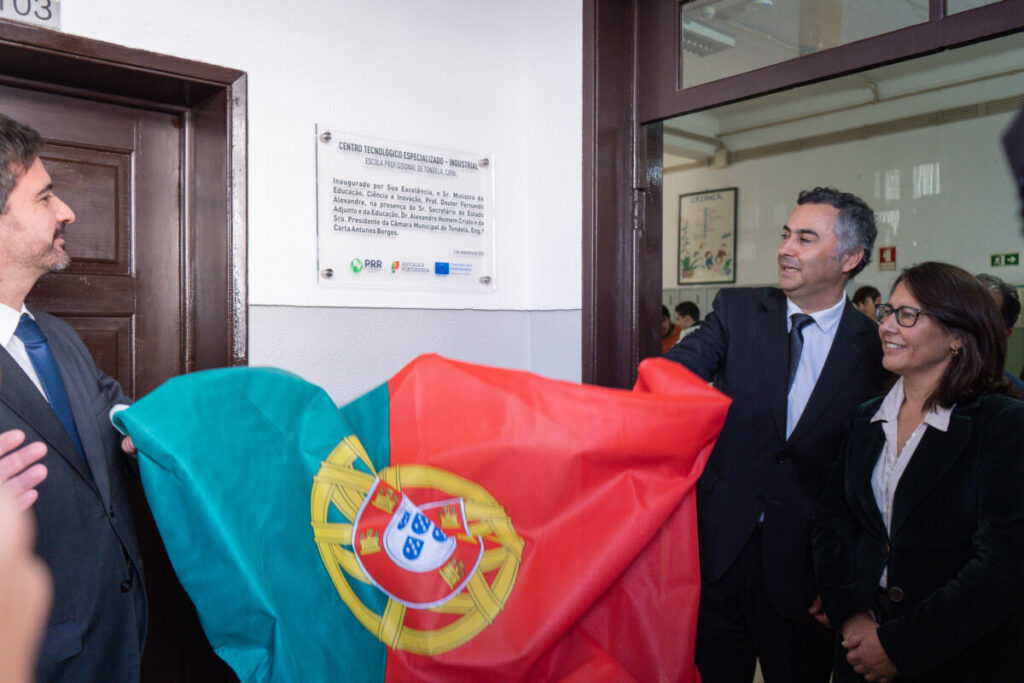  Em visita a Tondela, ministro da Educação quer centros tecnológicos especializados concluídos até final de 2025 - Jornal do Centro