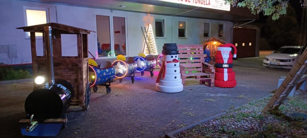  Bombeiros de Tondela constroem comboio de Natal com materiais reciclados - Jornal do Centro