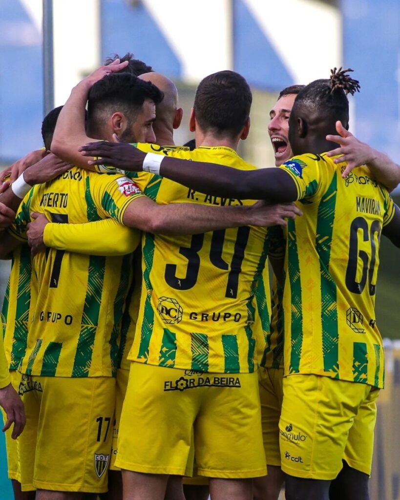  ‘Bis’ de Roberto dá vitória ao líder Tondela na receção ao Portimonense - Jornal do Centro