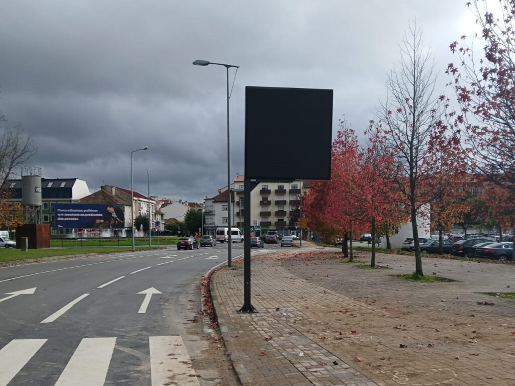  Painéis em oito entradas de Viseu informam lugares de estacionamento - Jornal do Centro
