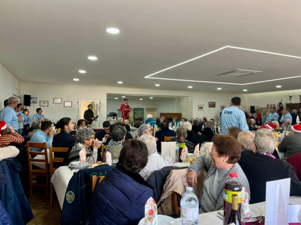  Almoço reúne 100 idosos do distrito de Viseu que vivem sozinhos ou isolados - Jornal do Centro