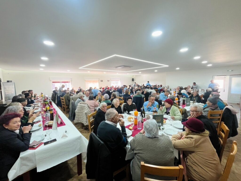  Almoço reúne 100 idosos do distrito de Viseu que vivem sozinhos ou isolados - Jornal do Centro