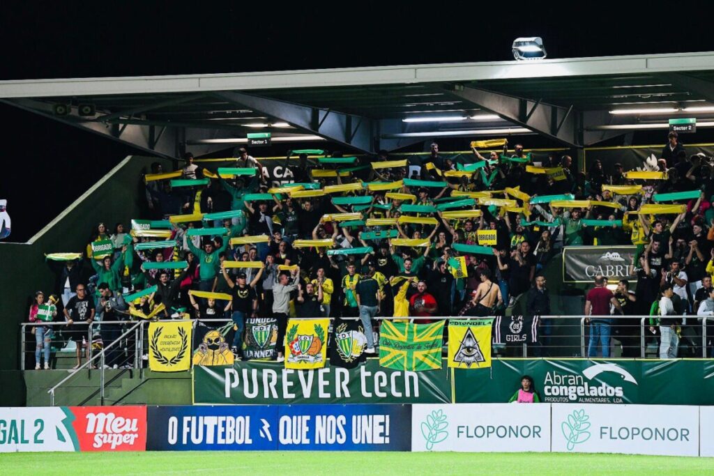  Claque do CD Tondela entrega cabazes de Natal - Jornal do Centro