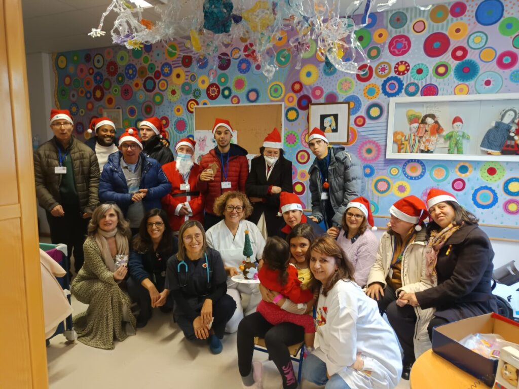  Utentes da APPACDM criam árvore de Natal para o Hospital de Viseu - Jornal do Centro