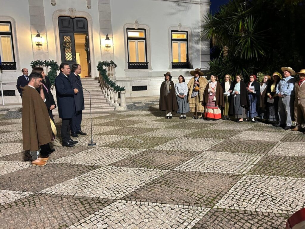  Grupo de Castro Daire cantou as Janeiras ao primeiro-ministro - Jornal do Centro