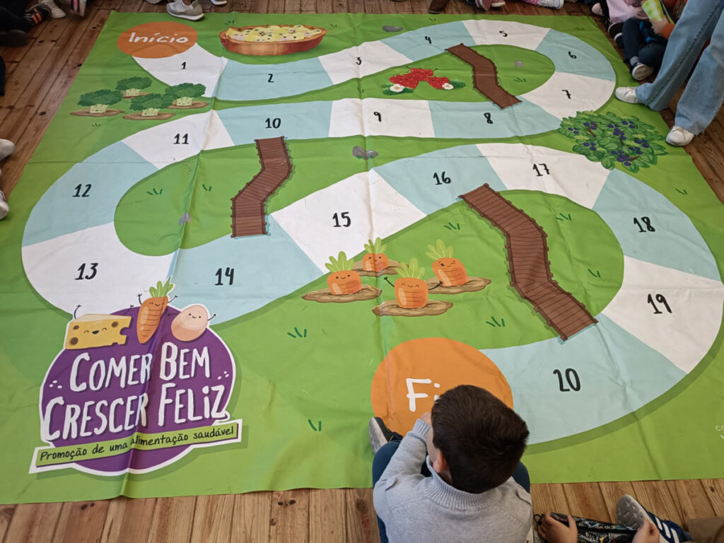  Jogo de tabuleiro gigante ensina crianças de Nelas a comer melhor - Jornal do Centro