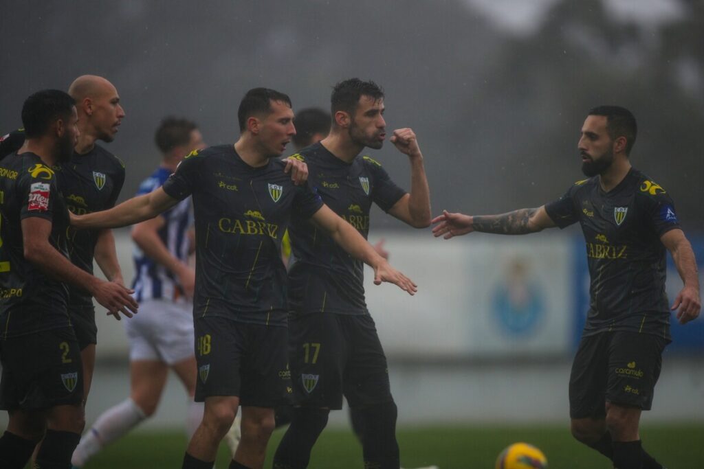  Debaixo de chuva e vento fortes, Tondela empata diante do FC Porto B - Jornal do Centro