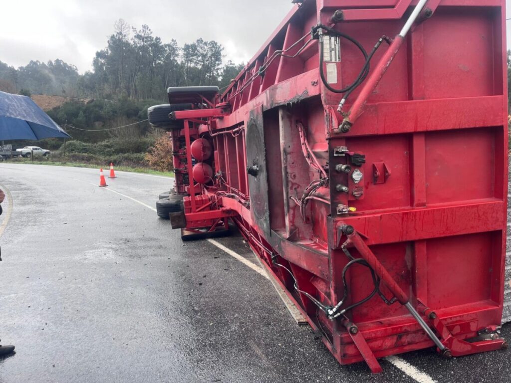  Camião tomba, espalha carga e corta estrada em São Pedro do Sul - Jornal do Centro