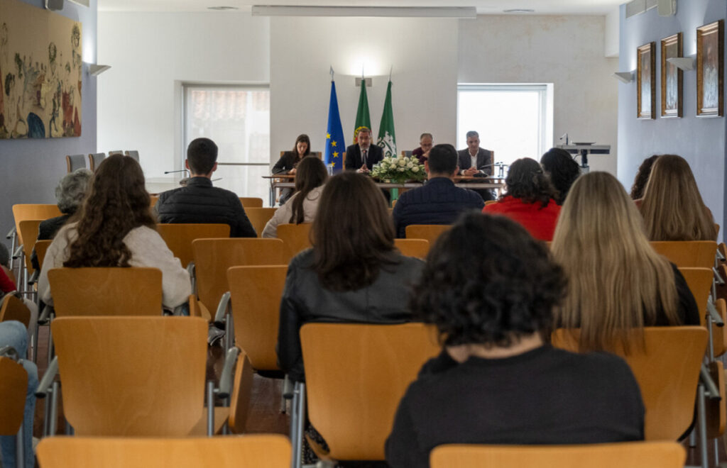  Mais de 60 alunos de Armamar recebem 42.650 euros em bolsas de estudo - Jornal do Centro