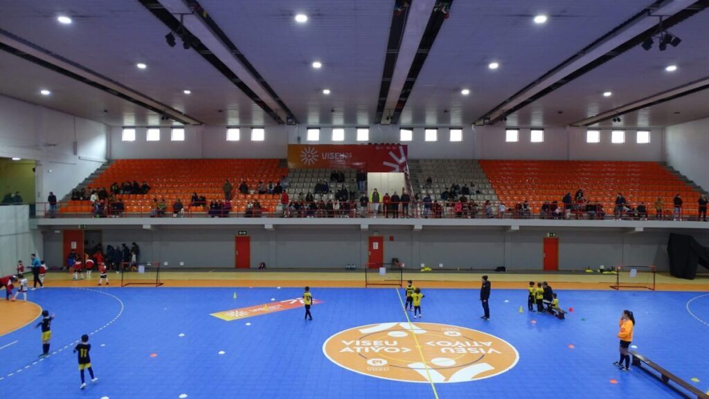  Humidade no Pavilhão Cidade de Viseu obriga a interromper jogo de futsal - Jornal do Centro