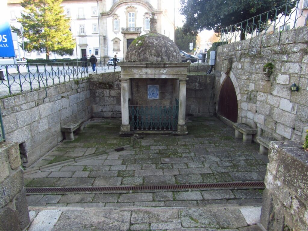  Uma é nova, outra é velha e ao todo são duas as fontes que escapam aos olhos de quem passa na Santa Cristina (Viseu) - Jornal do Centro