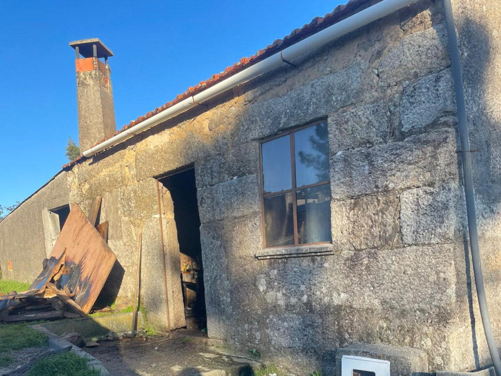  Incêndio em Mangualde deixa homem de 70 anos desalojado - Jornal do Centro
