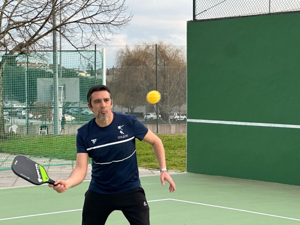  Pickleball, o desporto da bola furada que lhes preenche a agenda desportiva