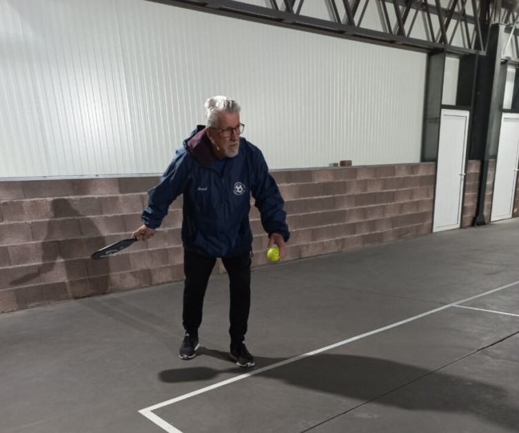  Pickleball, o desporto da bola furada que lhes preenche a agenda desportiva