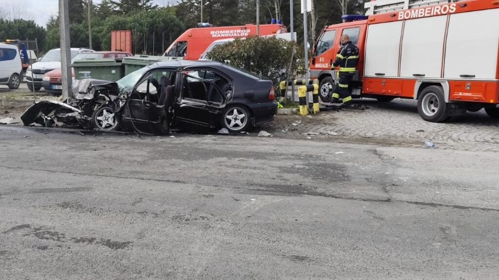  Reaberta estrada que liga Nelas e Mangualde após acidente com 10 feridos