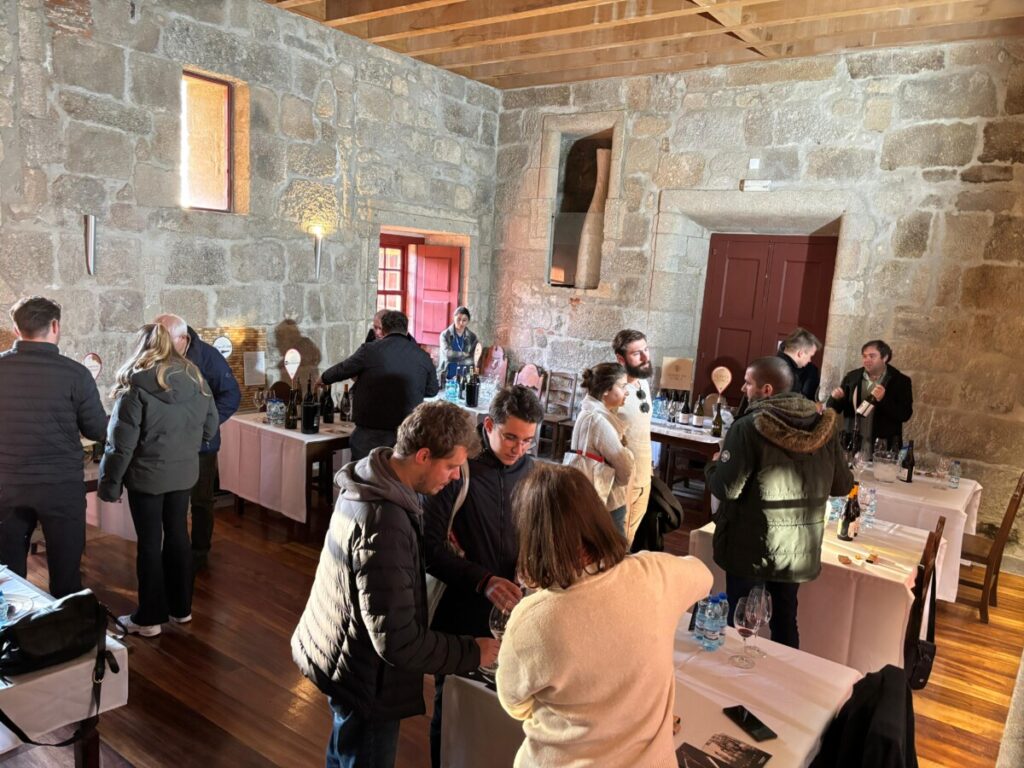  Futuros especialistas internacionais do vinho visitam região do Dão - Jornal do Centro