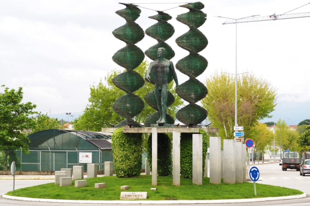  Estátua de Tondela iluminada no Dia Mundial das Doenças Raras - Jornal do Centro