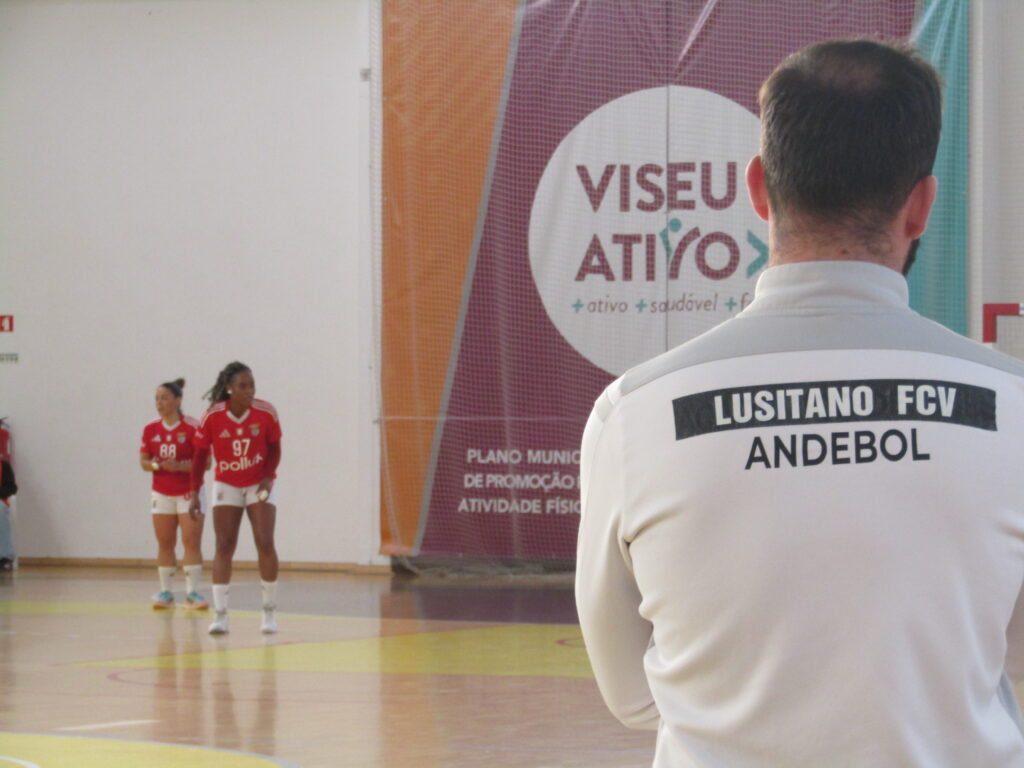  Jogo de andebol entre Lusitano FCV e SL Benfica leva centenas de adeptos ao Fontelo - Jornal do Centro