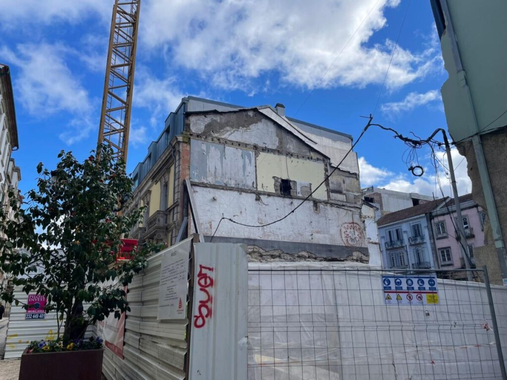  Queixas de moradores da obra que danificou edifício histórico em Viseu começaram em 2024 - Jornal do Centro