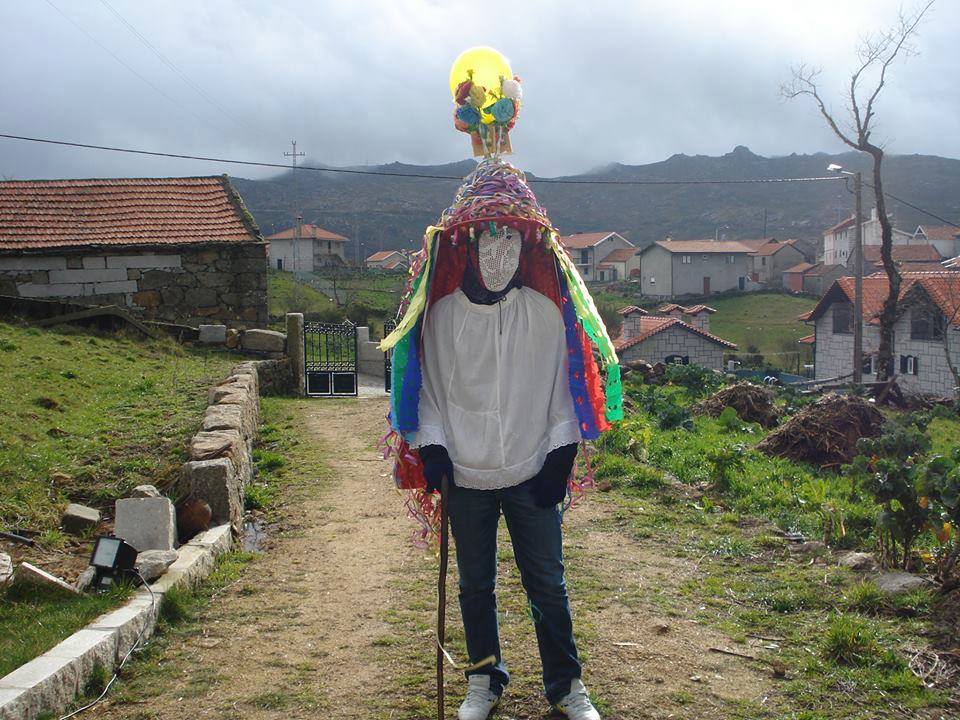  Farrapões e madames “invadem” Serra de Montemuro no Carnaval - Jornal do Centro