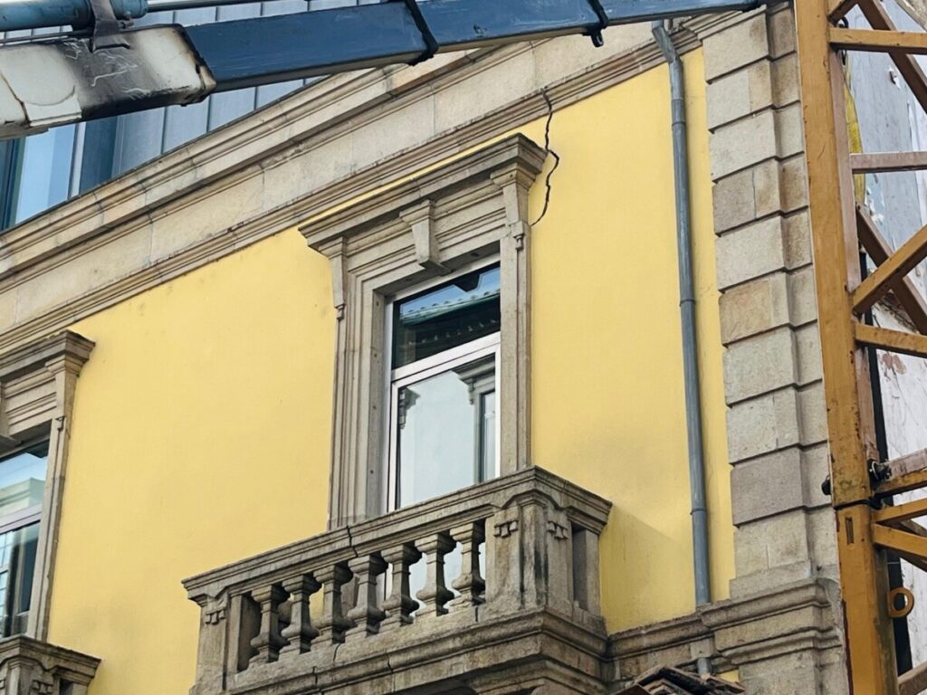  Obra provoca fenda em edifício histórico e fecha Rua da Paz em Viseu - Jornal do Centro