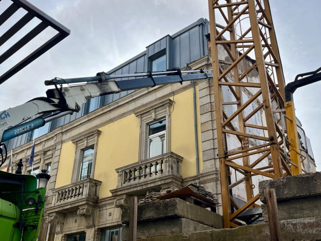  Obra provoca fenda em edifício histórico e fecha Rua da Paz em Viseu - Jornal do Centro