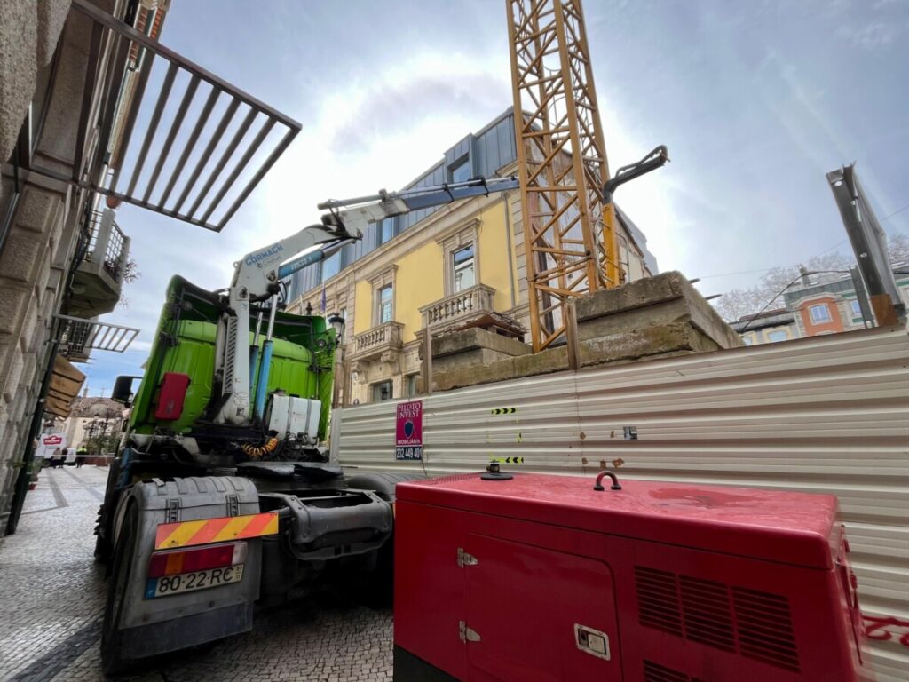  Obra provoca fenda em edifício histórico e fecha Rua da Paz em Viseu - Jornal do Centro