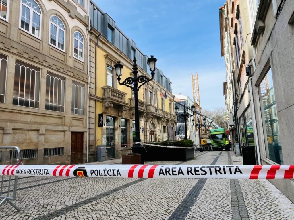  Obra provoca fenda em edifício histórico e fecha Rua da Paz em Viseu - Jornal do Centro
