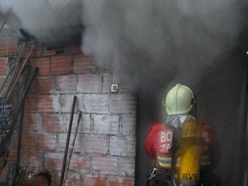  Incêndio destrói anexo e mobiliza mais de uma dezena de operacionais em Castro Daire - Jornal do Centro