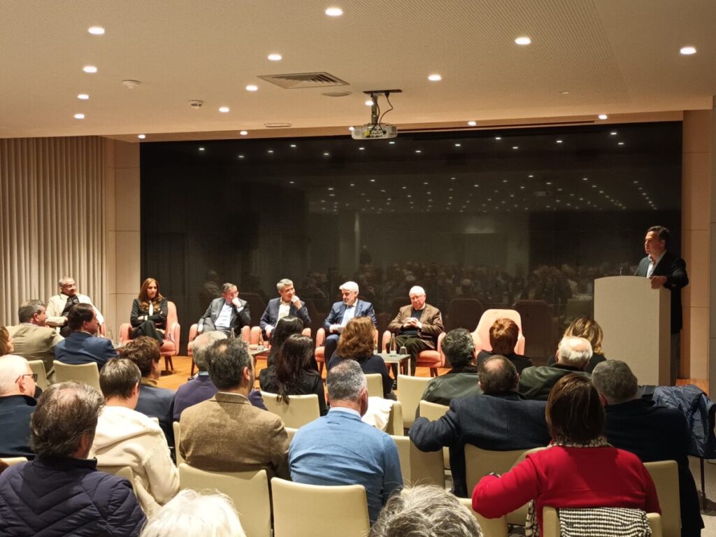  Socialista e ex-ministro José Luís Carneiro apresenta livro em Viseu - Jornal do Centro