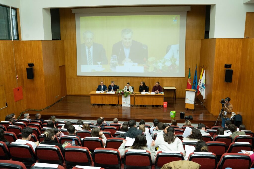 Alunos do secundário de Viseu participam esta terça-feira no Parlamento dos Jovens - Jornal do Centro