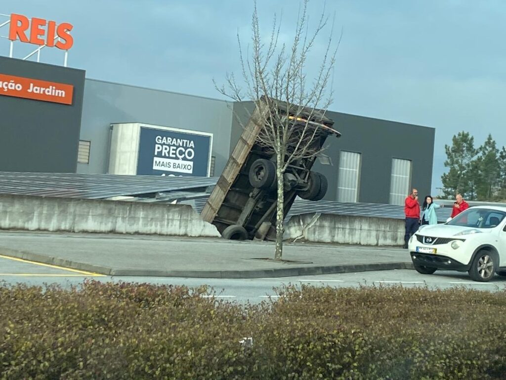  Viseu: Camião despista-se após colisão e derruba muro - Jornal do Centro