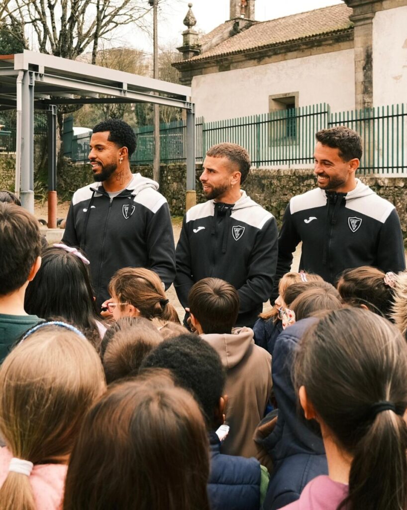  Jogadores do Académico de Viseu visitam Escola Básica de S. Miguel
