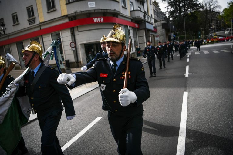  Desfile, sessão solene e lanche convívio nos 139 anos dos Bombeiros Voluntários de Viseu - Jornal do Centro